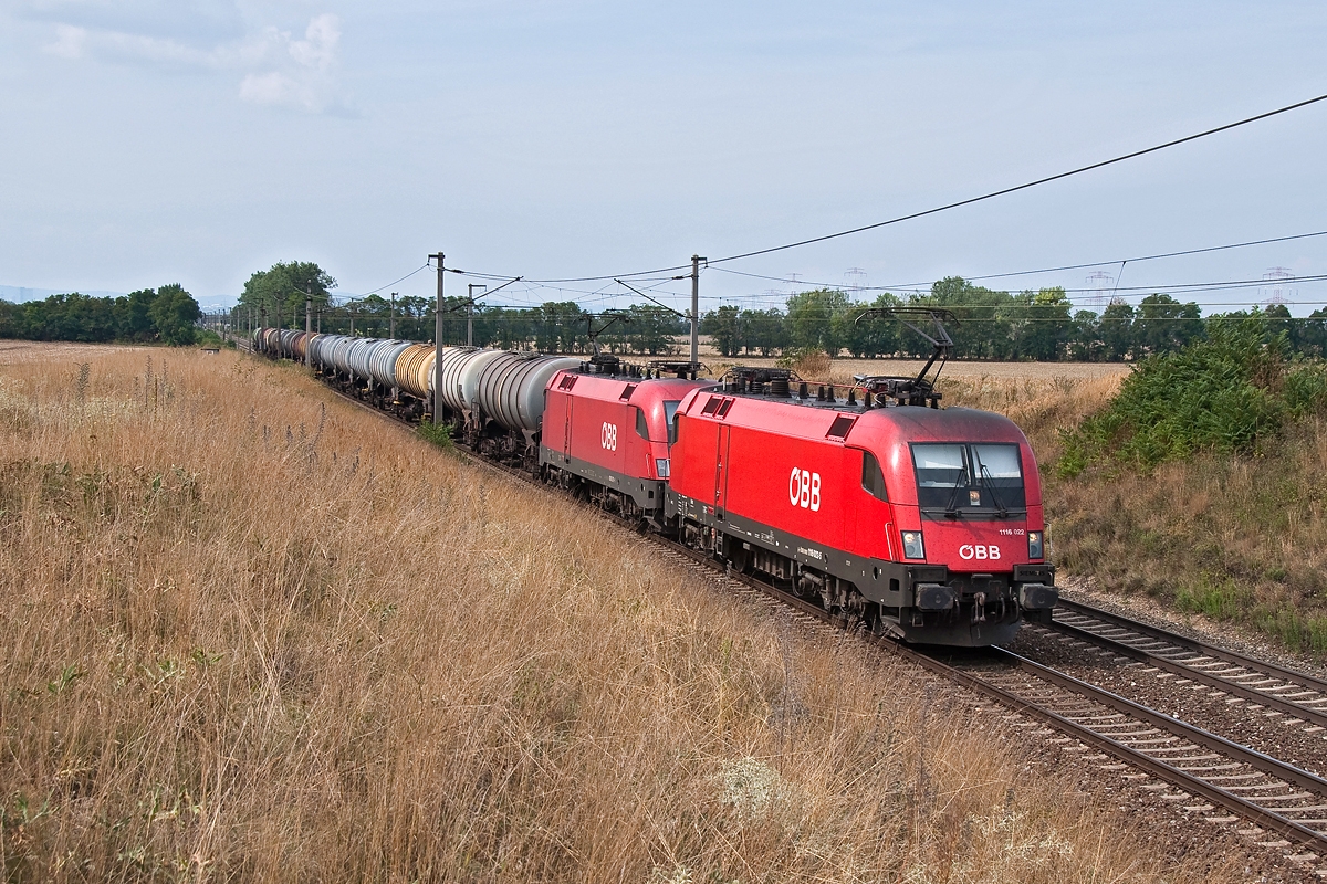 1116 022 an der Spitze dieses Ganzzuges kurz vor Gramatneusiedl, am Nachmittag des 21.08.2015.