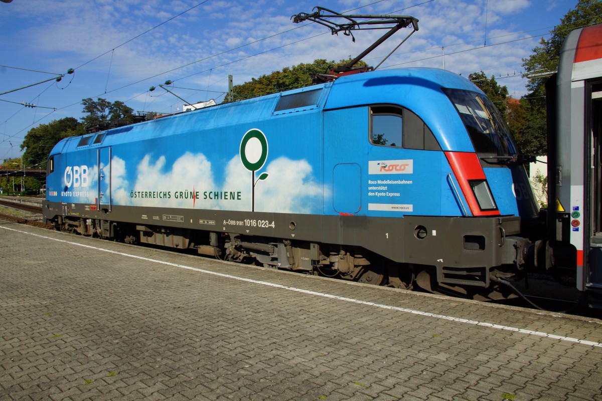 1116 023-4 steht mit dem IC 119 nach Innbruck am 26.09.14 im Bhf. von Lindau (Bodensee).