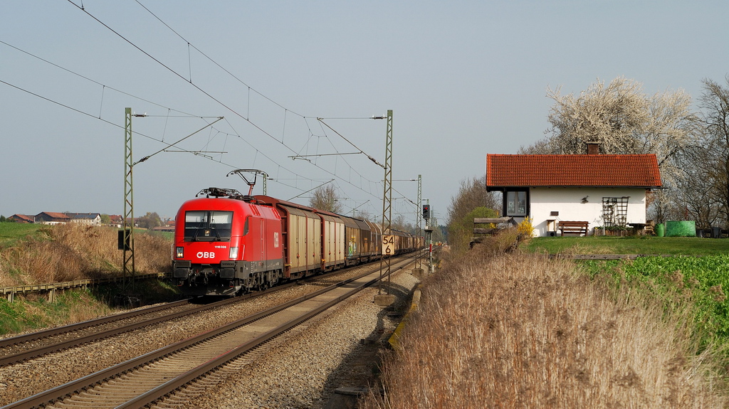 1116 026 mit Güterzug bei Hilperting (01.04.2014)