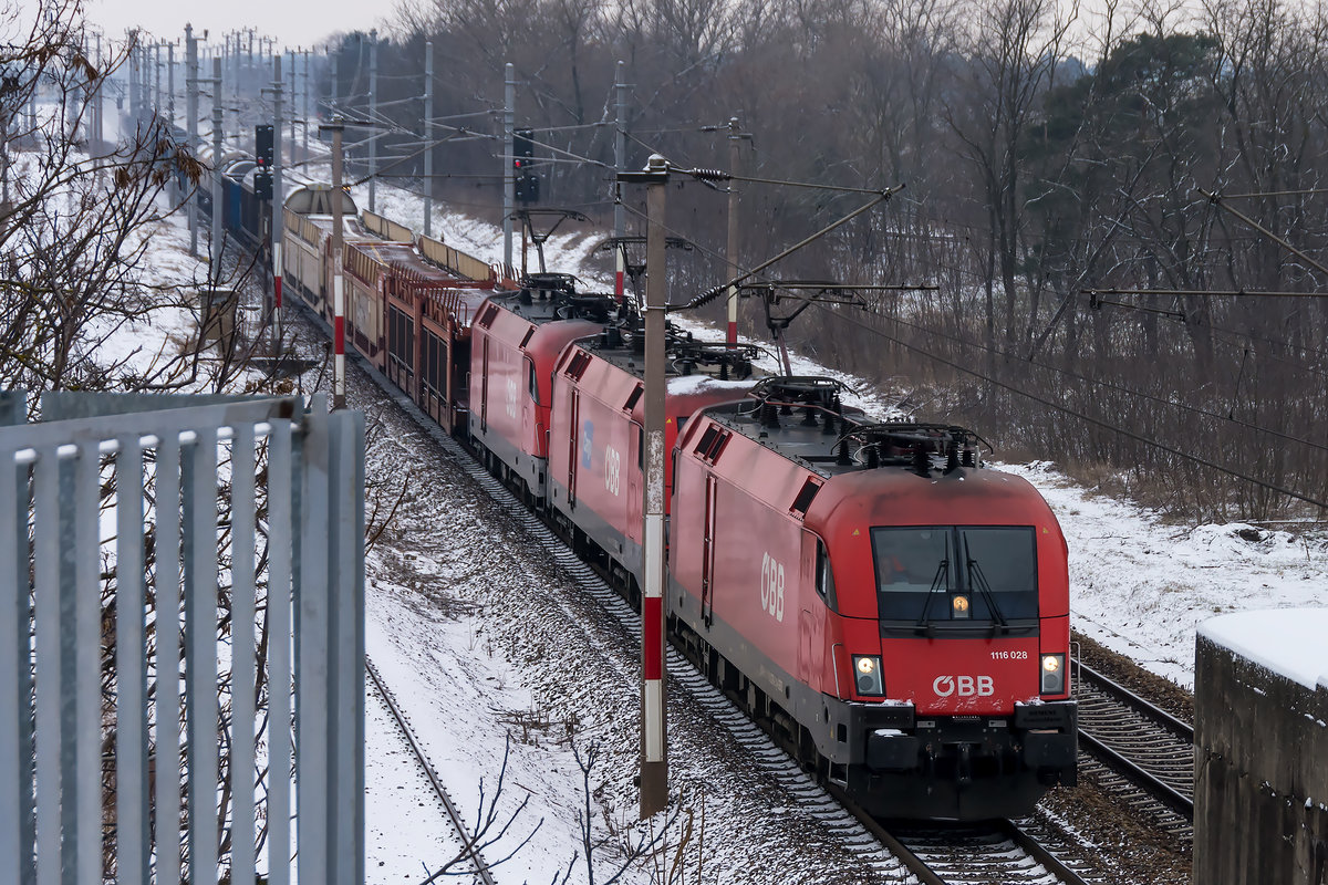 1116 028 an der Spitze dieses Güterzuges am 16.02.2021 bei Strasshof an der Nordbahn in Richtung Gänserndorf.