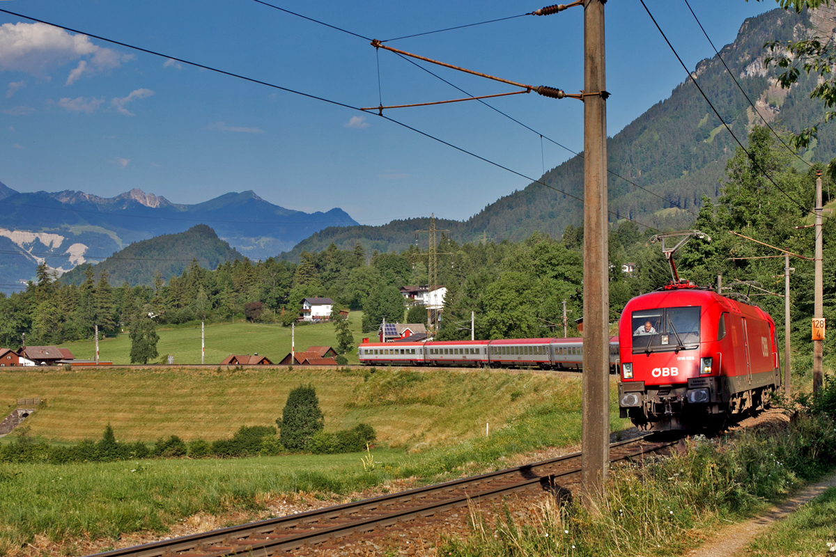 1116 028 fährt mir einer unbekannt gebliebenen Schwesterlokomotive mit dem IC 865 bei Braz den Arlberg hinauf.Bild vom 22.7.2015