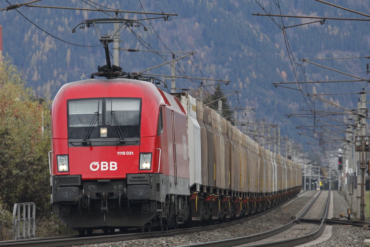 1116 031 mit Güterzug bei Niklasdorf am 10.11.2015.