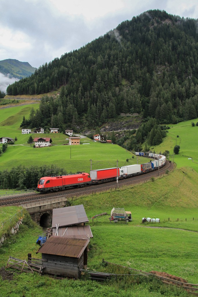 1116 032 mit einem RoLa am 5. August 2014 bei St. Jodok.