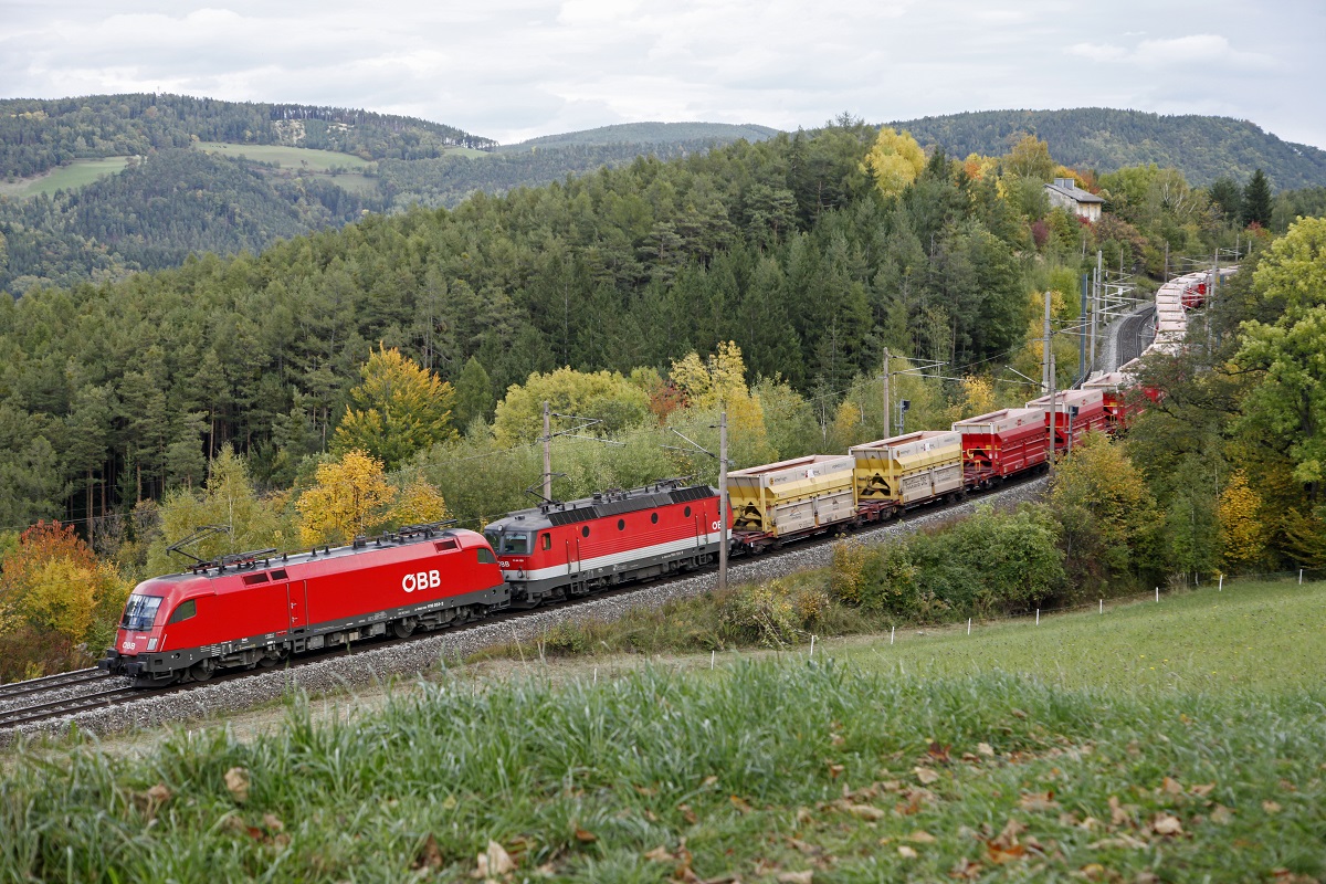 1116 033 + 1144 126 mit Güterzug bei Eichberg am 10.10.2017.