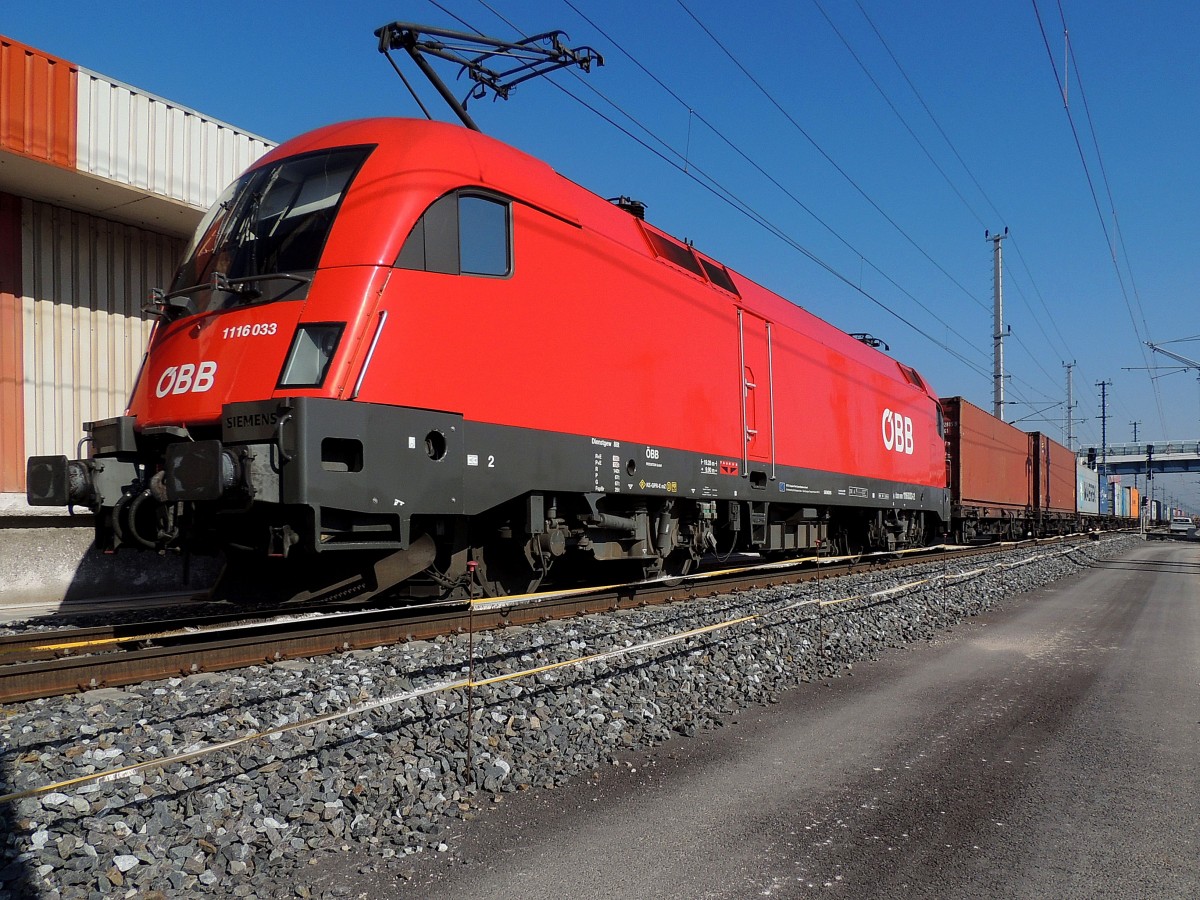 1116 033-2 mit einer Containerzugleistung bei Amstetten in Richtung Linz; 140225