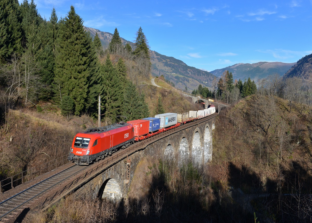 1116 034 mit einem Güterzug am 29.11.2014 bei Bad Hofgastein. 