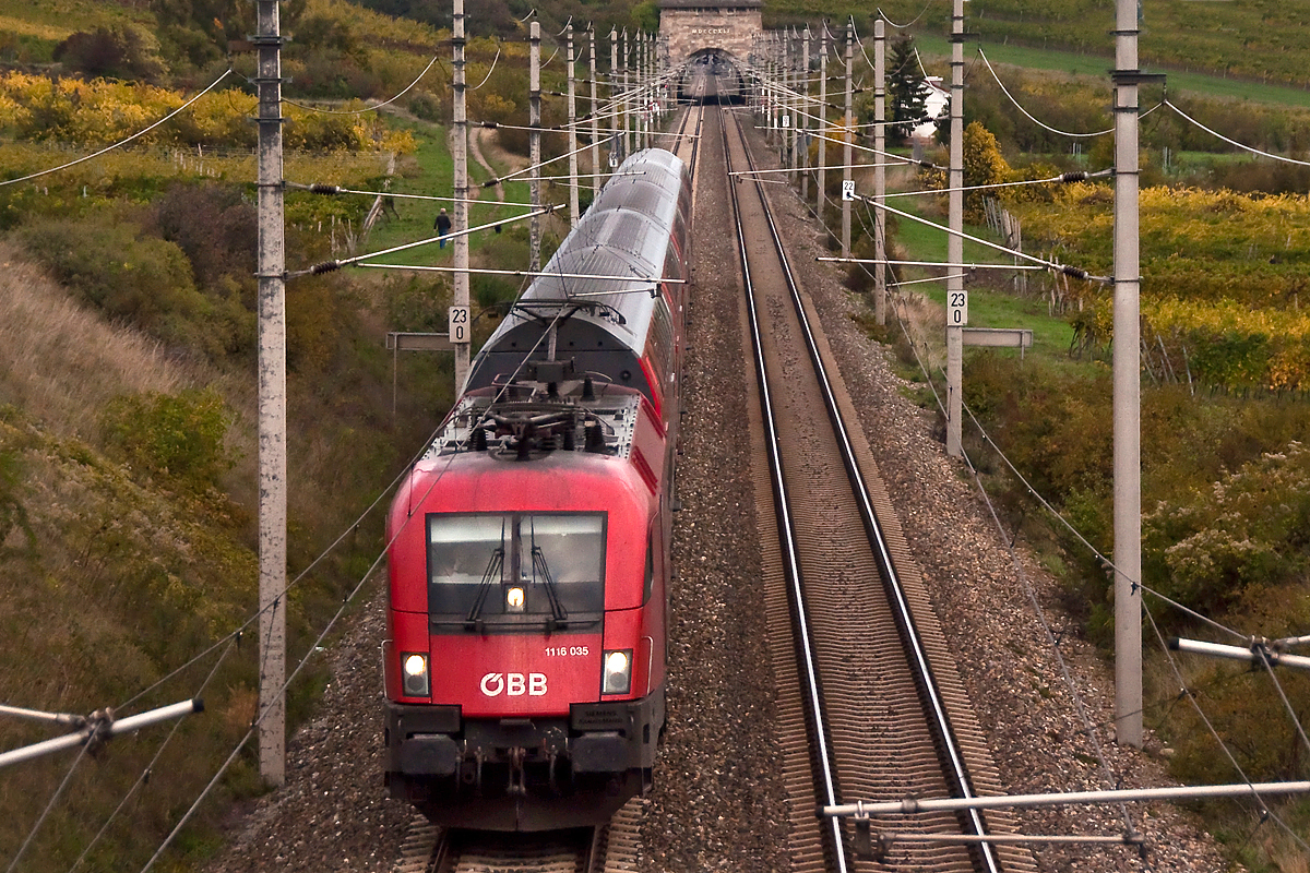 1116 035 mit dem R2347 kurz vor Pfaffstätten, am 17.10.2015.