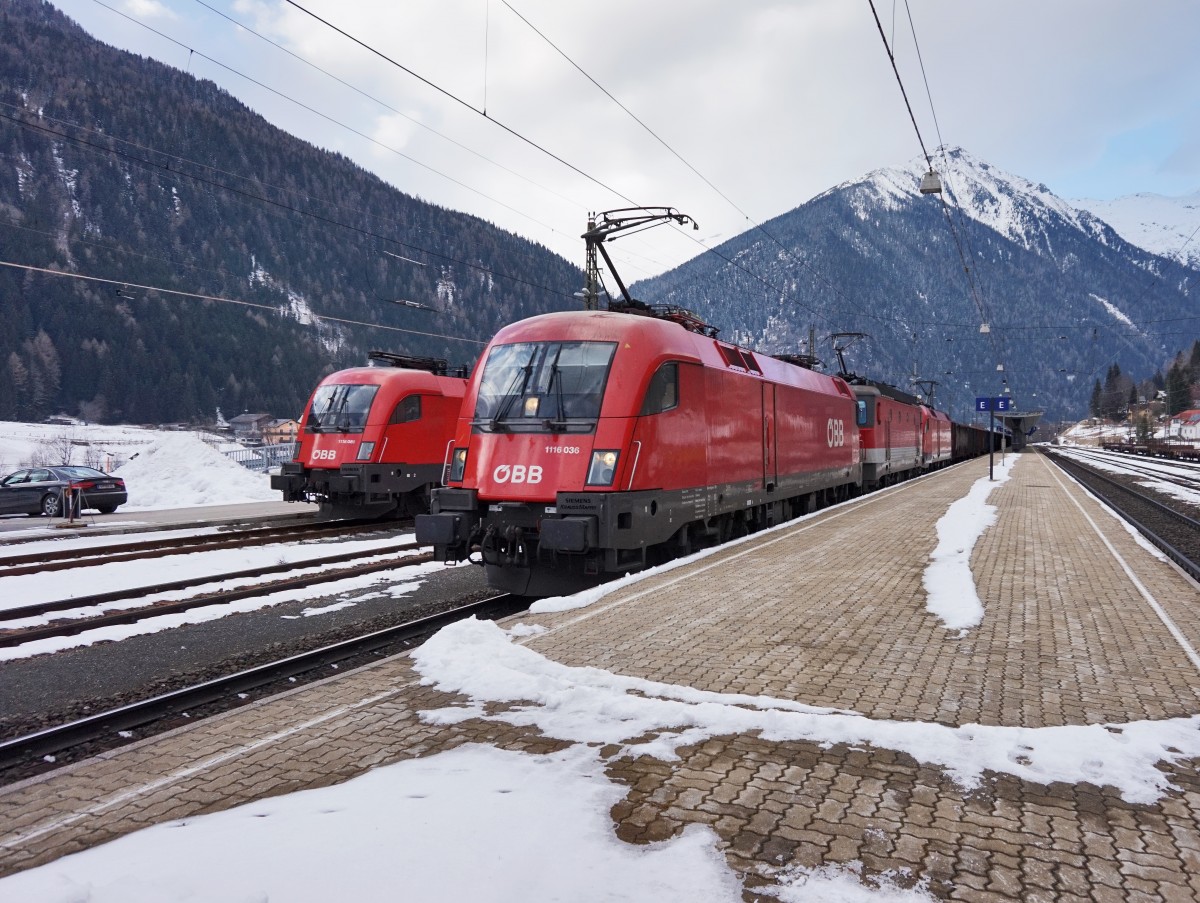 1116 036 + 1144 XXX + 1116 171-0 mit einem Güterzug, unterwegs in Richtung Villach.
Aufgenommen am 12.2.2016 bei der Durchfahrt in Mallnitz-Obervellach.
Im Hintergrund zu sehen ist 1116 081-1, welche an diesem Tag für die Autoschleuse eingeteilt war.