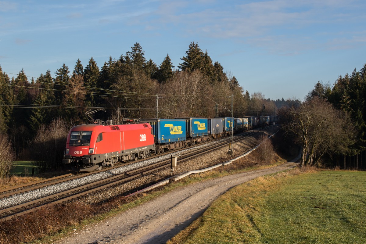 1116 038 mit einem KLV am 19. Dezember 2015 bei Grabenstätt.