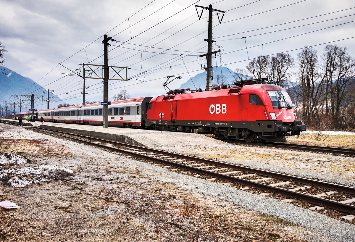 1116 040-7  Norbert  hält mit dem IC 533  Lienzer Dolomiten  (Wien Hbf - Lienz), im Bahnhof Greifenburg-Weißensee.
Aufgenommen am 29.3.2018.