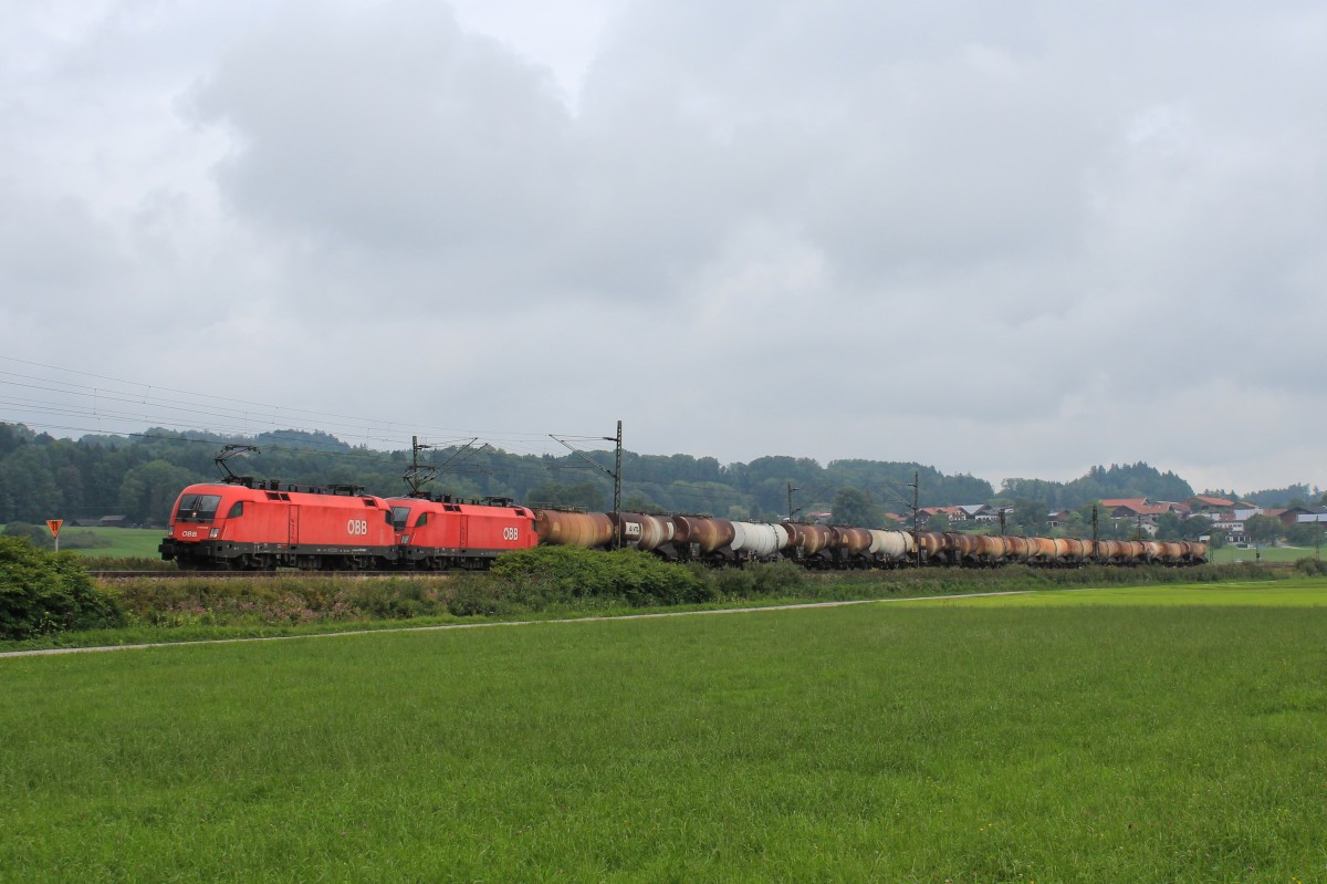 1116 040 und eine Schwestermaschine mit einem Knicker am 27. August 2013 bei Bernau am Chiemsee.