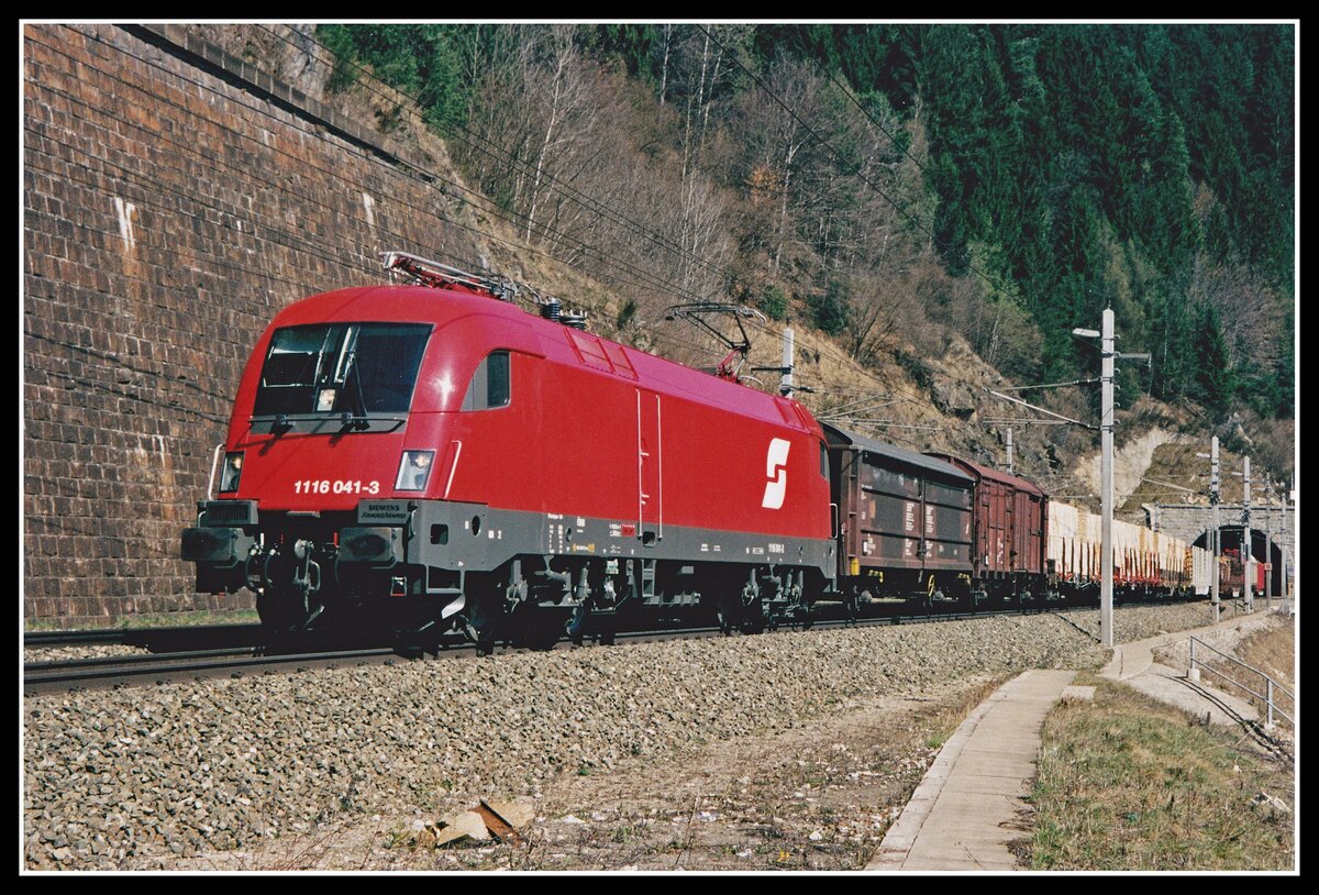1116 041 mit Güterzug beim Galgenbergtunnel am 30.03.2002.