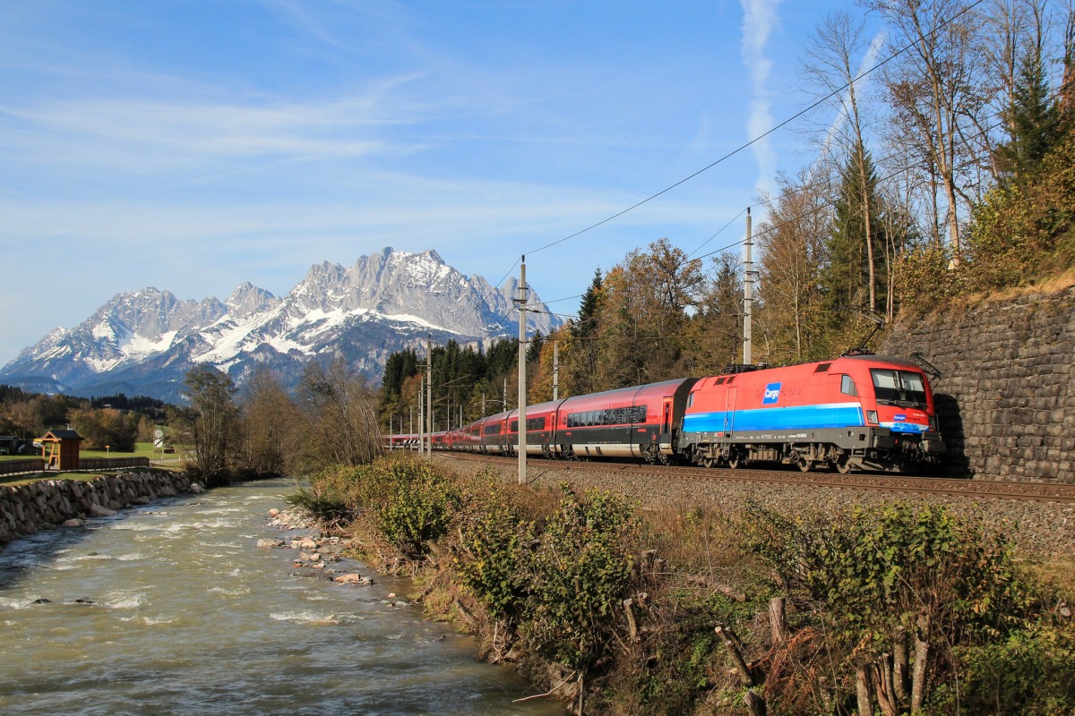 1116 041 schiebt eine umgeleitete RJ-Doppelgarnitur in Richtung Wörgl und wird bald St. Johann in Tirol erreichen.