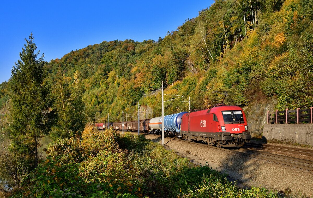 1116 042 mit einem Güterzug am 07.10.2022 bei Ingling.