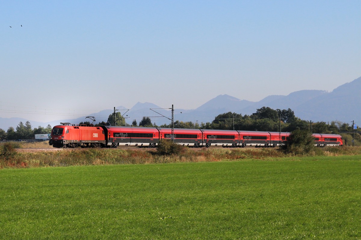 1116 042 war am 3. Oktober 2013 mit einem RJ beschftigt, hier zu sehen bei Bernau am Chiemsee.