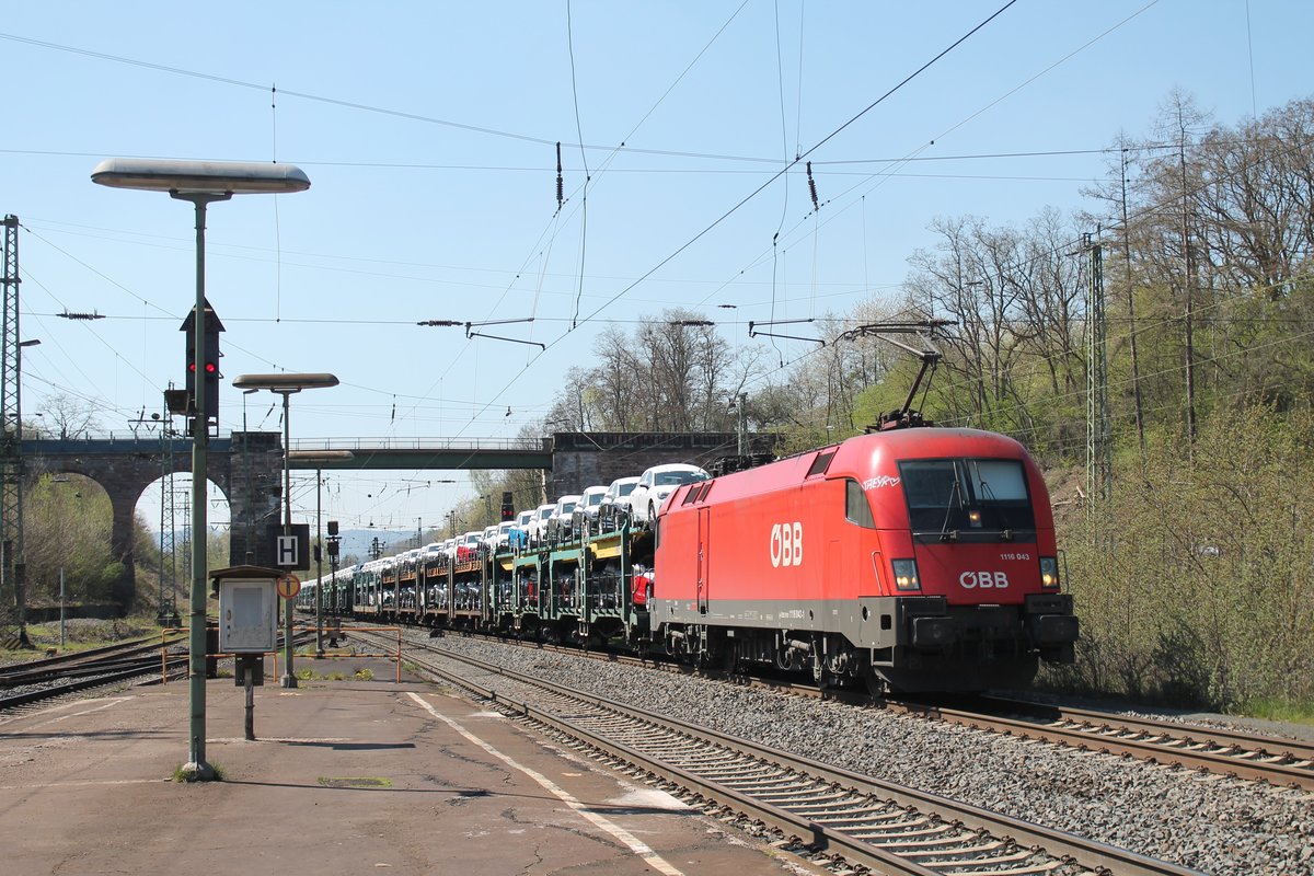1116 043 am 19.04.2019 mit einem Autozug in Eichenberg.