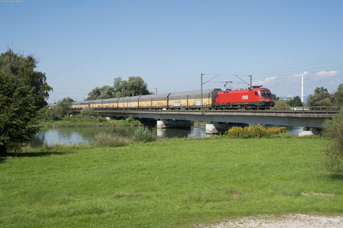 1116 043 mit einem Altmann Autotransportzug bei Plattling Richtung Passau, 29.08.2017