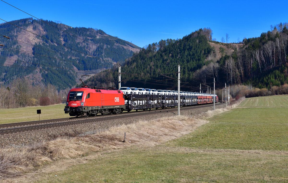 1116 043 mit einem Autozug am 16.02.2024 bei Niklasdorf.