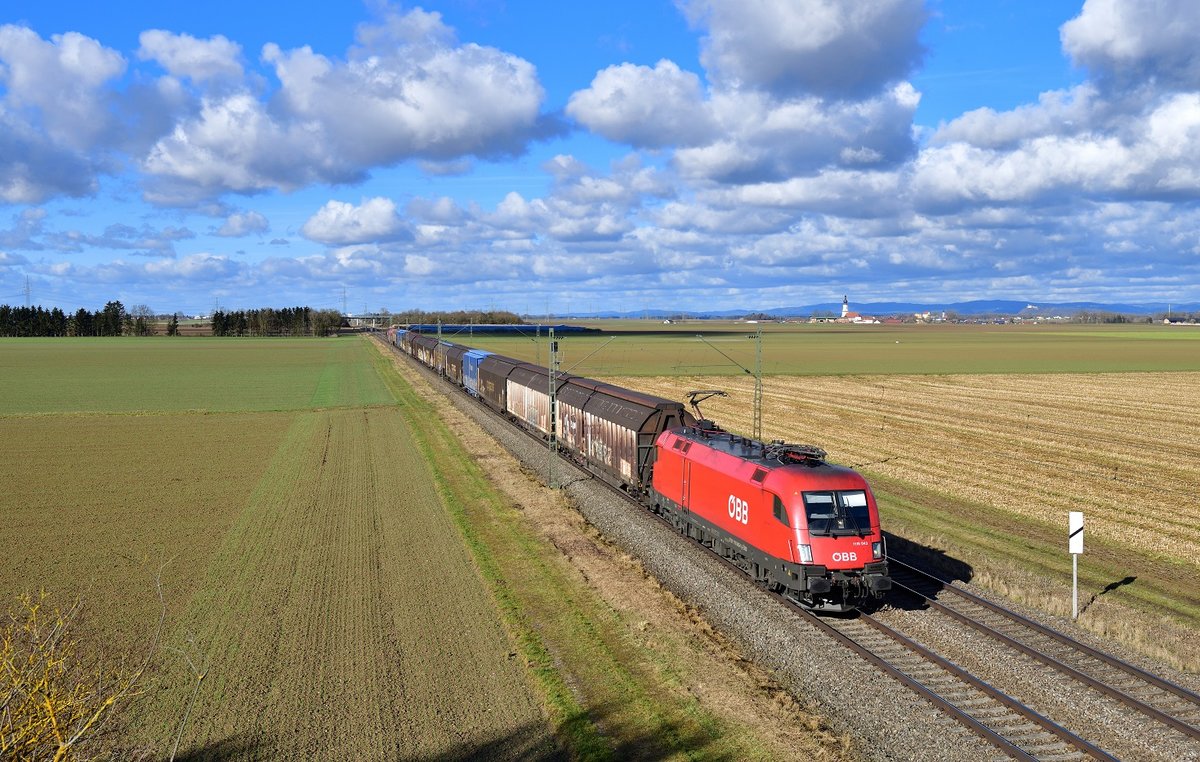 1116 043 mit einem Güterzug am 04.02.2021 bei Stephansposching.