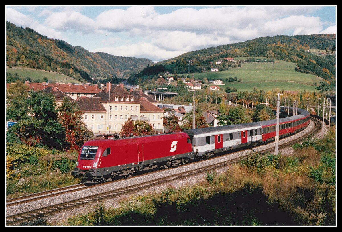 1116 045 fährt am 7.10.2002 mit IC537 im Stadtgebiet von Bruck an der Mur durchs Murtal.