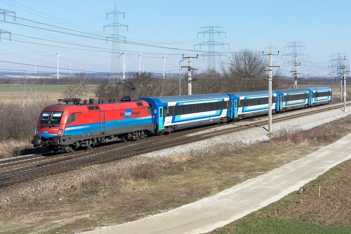 1116 045  Rail Cargo Hungaria  brachte am 07.03.2021 den EC 30064 nach Wien Hbf. Die Aufnahme entstand kurz vor Götzendorf. 
