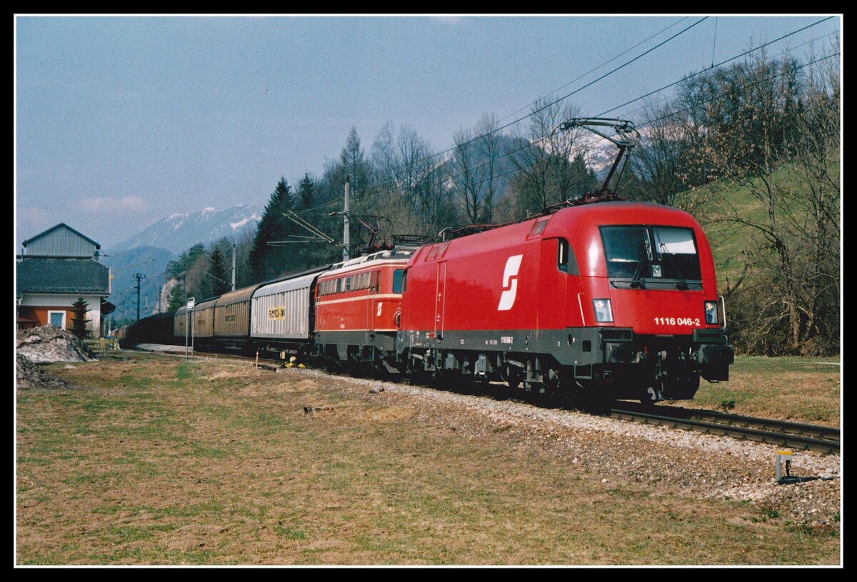 1116 046 + 1142 682 ziehen am 2.04.2004 einen Güterzug durch die Haltestelle Roßleiten.