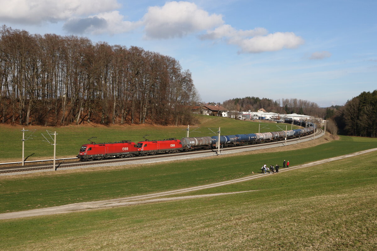 1116 046 und 1116 282 mit einem Kesselwagenzug aus Salzburg kommend am 18. Februar 2024 bei Axdorf.