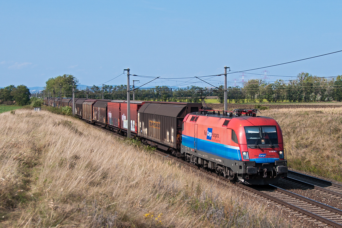 1116 046  Rail Cargo Hungaria  mit dem Audi Zug, am 09.09.2017 bei Gramatneusiedl, unterwegs in Richtung Osten.