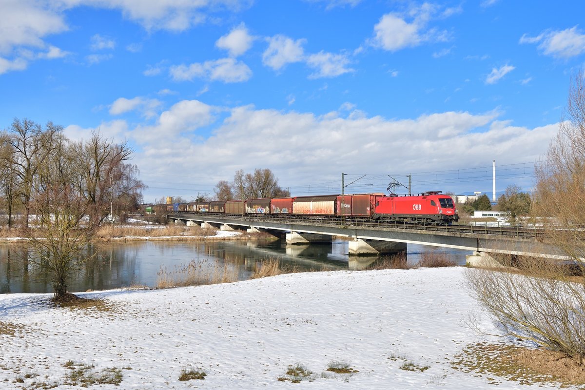 1116 047 mit einem Güterzug am 09.02.2019 bei Plattling.