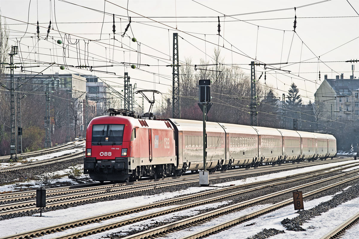 1116 048 fährt mit dem RJX 260 am Heimeranplatz/München vorüber.Bild 20.1.2019