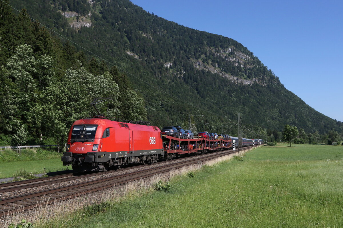 1116 050 mit einem  Night-Jet  aus München kommend am 29. Juni 2023 bei Niederaudorf im Inntal.