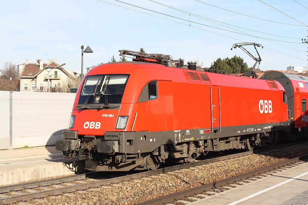 1116 051-4 fährt am 07.Februar 2016 mit dem R 2323 durch die Hst. Atzgersdorf.