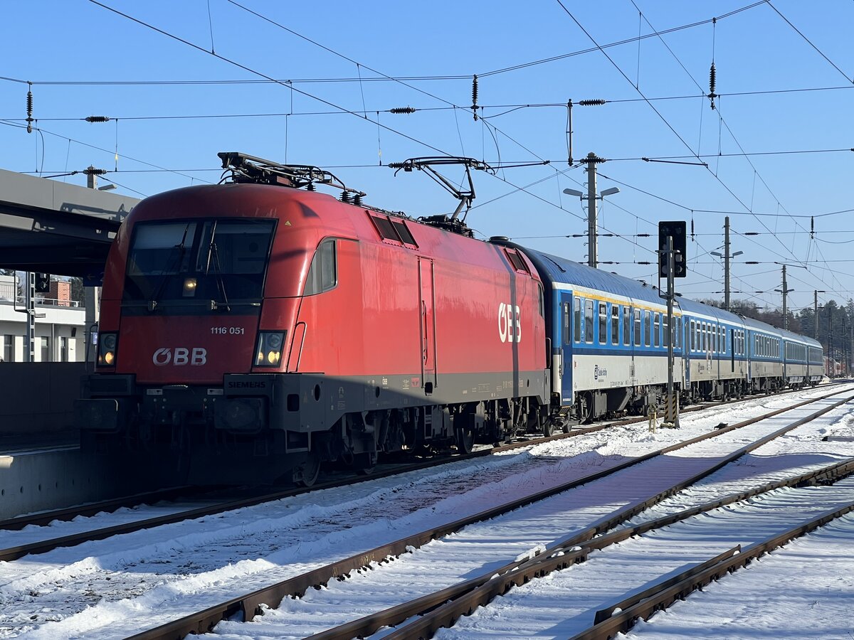 1116 051 fährt am 13.1.2024 mit dem REX Wien - Gmünd - Prag in Gmünd ein.