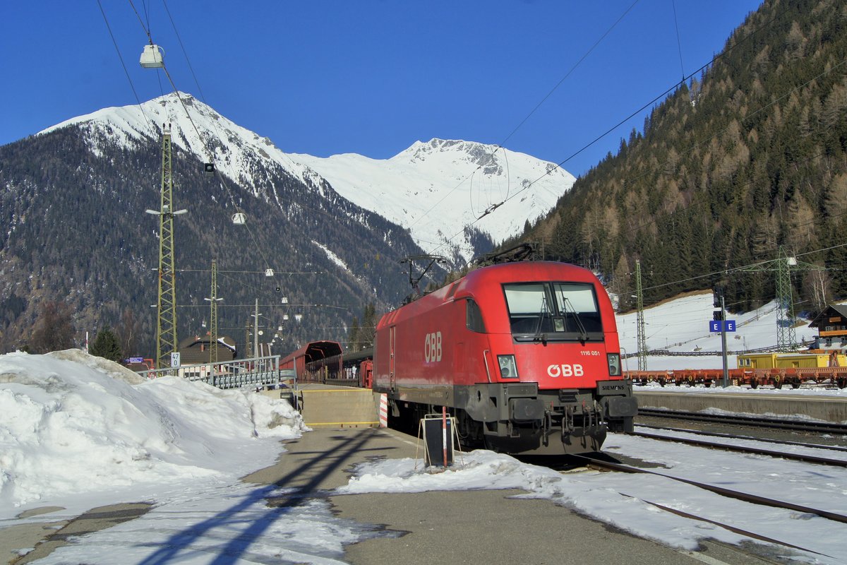 1116 051 mit Zug der Autoschleuse Tauerntunnel in Mallnitz-Obervellach.
11.02.2018
