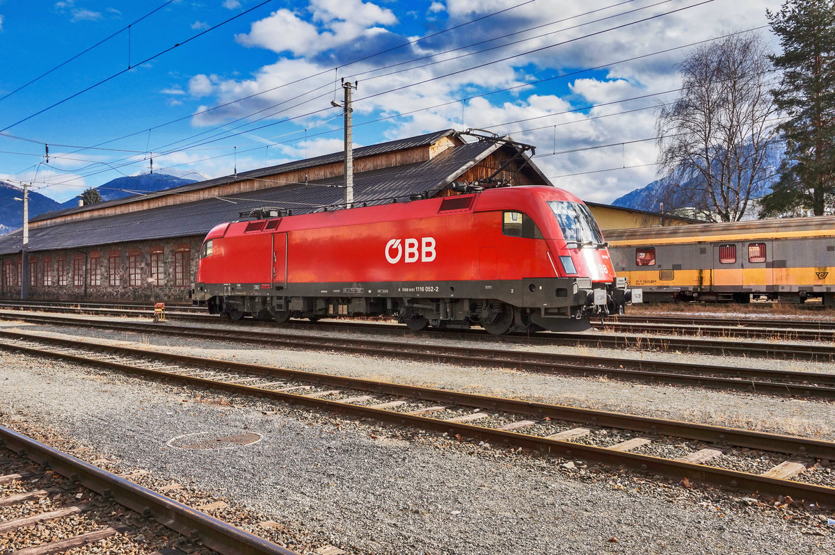 1116 052-2 steht am 2.2.2016 im Bahnhof Lienz.