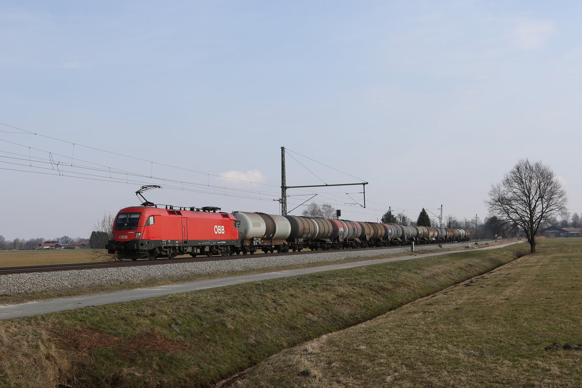 1116 053 mit einem Kesselwagenzug aus Salzburg kommend am 9. März 2021 bei Übersee am Chiemsee.
