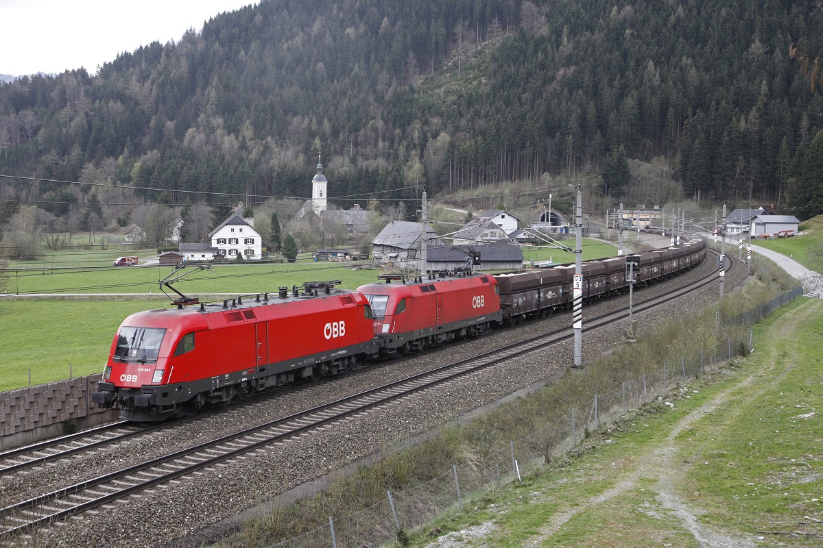 1116 054 + 1116 151 mit Güterzug bei Wald am Schoberpaß am 12.04.2016.