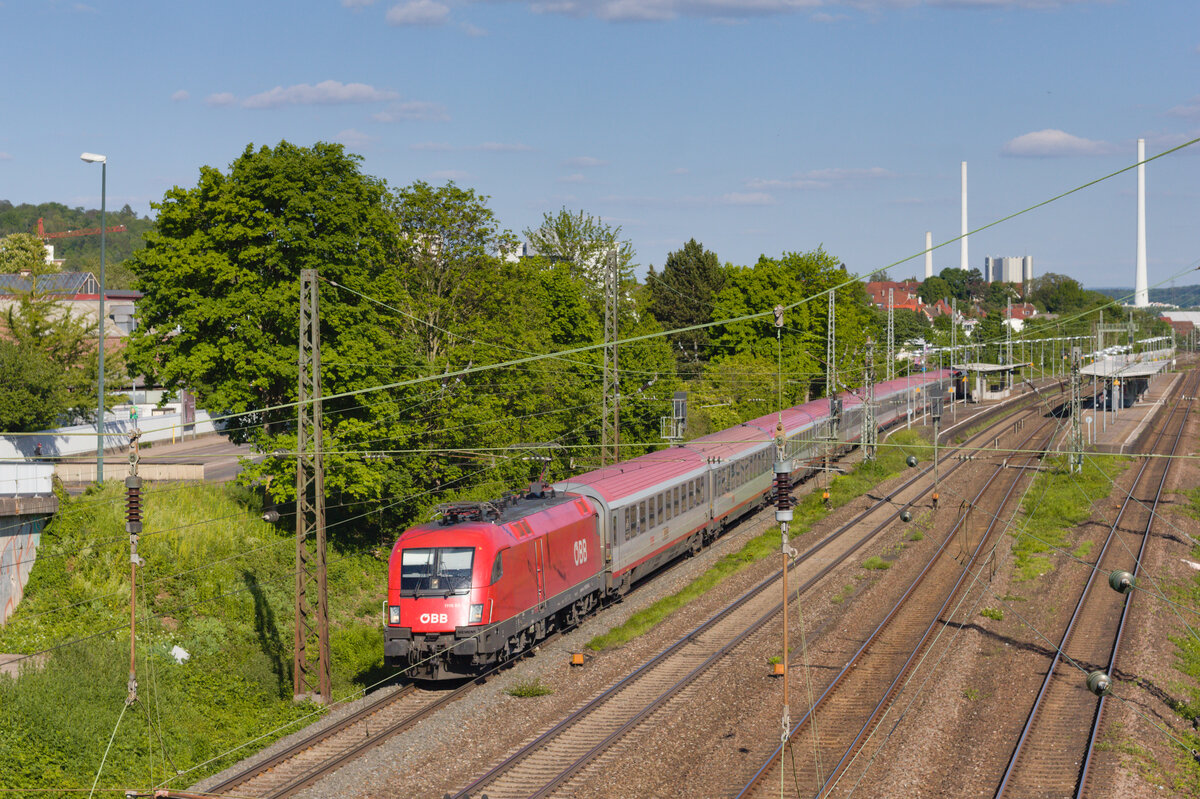 1116 054 führend am EC 112 Klagenfurt-Frankfurt am 30.05.2021 in Oberesslingen. Als Schiebelok fungierte eine unbekannte Schwestermaschine. 