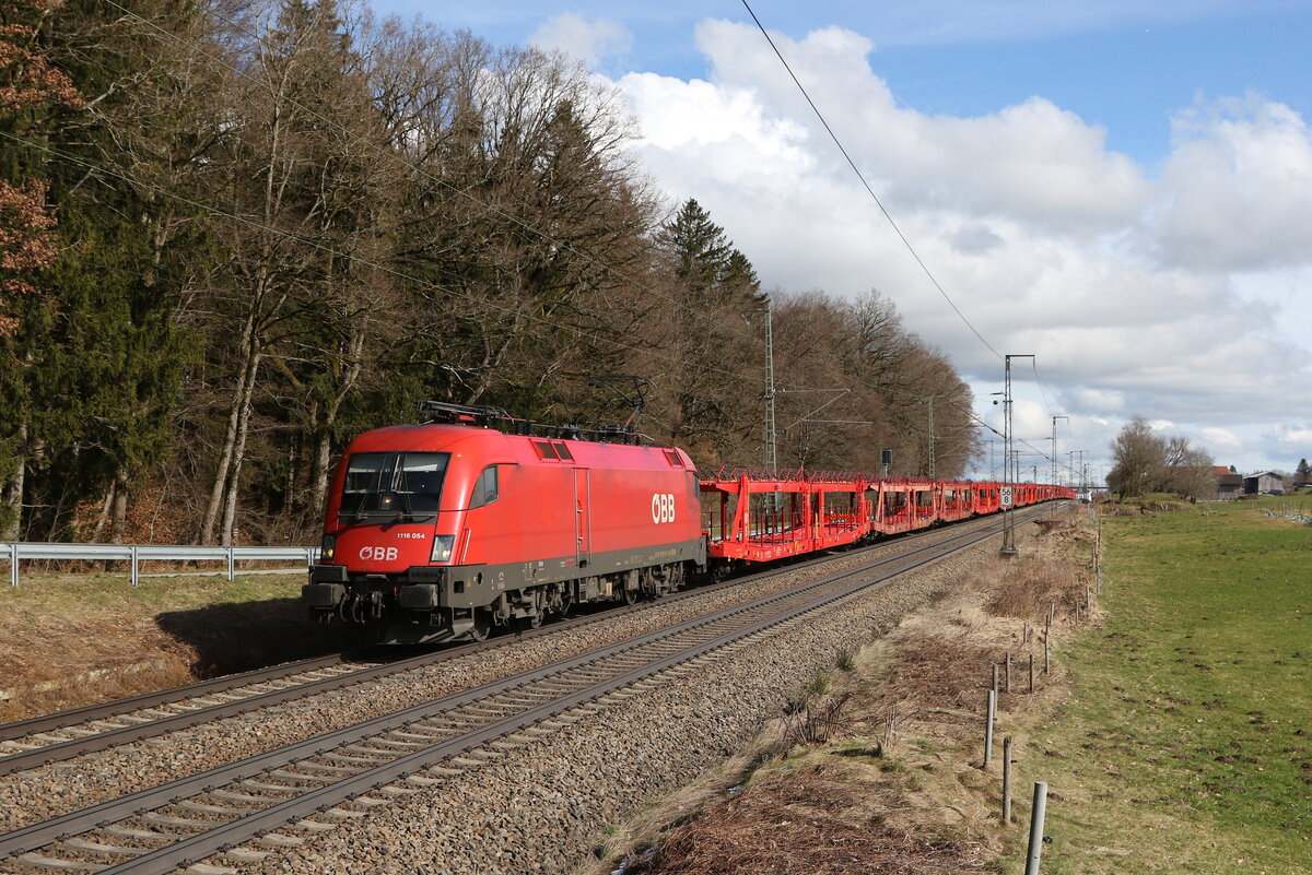 1116 054 war am 24. Februar 2024 bei Hufschlag mit einem  DB-Autoleerzug  in Richtung München unterwegs.