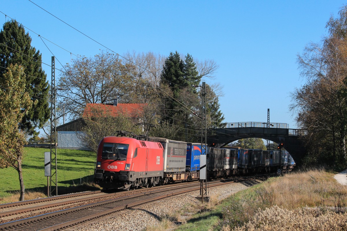 1116 055 ist am 2. November 2014 mit einem KLV in Richtung München unterwegs und passiert gerade das alte Brückerl bei Übersee.