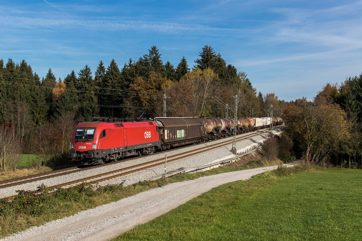 1116 055 fährt mit einem gemischten Güterzug bei Grabenstätt in Richtung München, aufgenommen am 1. November 2016.