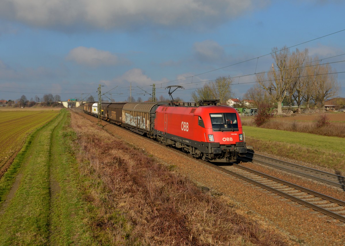 1116 055 mit einem Güterzug am 27.11.2015 bei Plattling. 