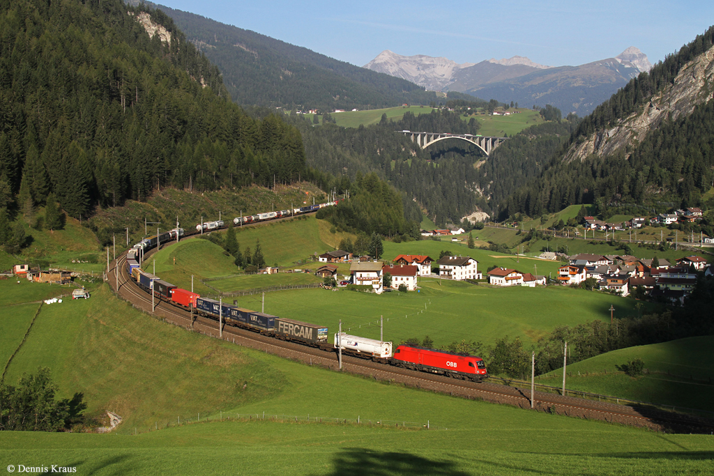 1116 055 mit KLV Zug am 12.09.2015 bei St. Jodok.