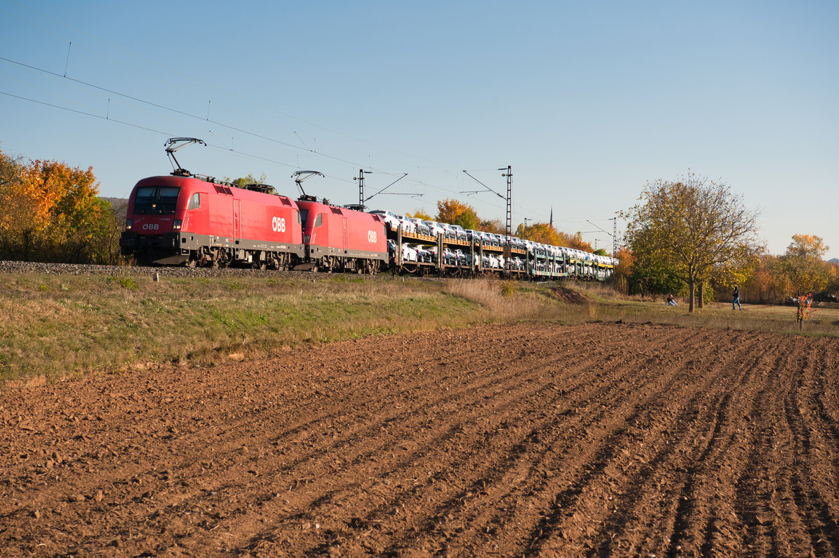 1116 056-1  Mohlibert und 1116 083-5 mit einem Audi Autotransportzug bei Thüngersheim Richtung Gemünden, 13.10.2018