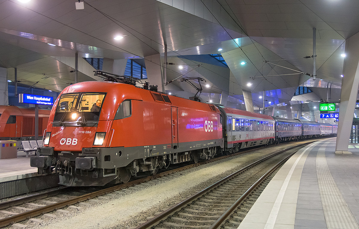 1116 056 „Mohlibert“ hat soeben den NJ 457 nach Wien Hauptbahnhof gebracht. Die Aufnahme entstand am 10.02.2019.