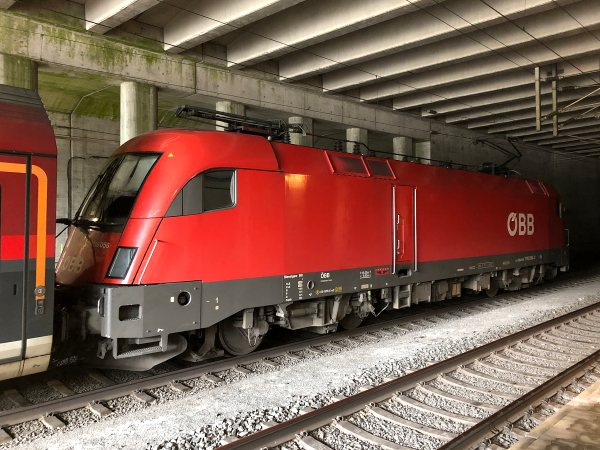 1116 056 schob als zweite Lok den doppelten RJX 169 nach Wien Hbf. Aufgenommen im Bahnhof St. Anton am Arlberg am 11.08.2019