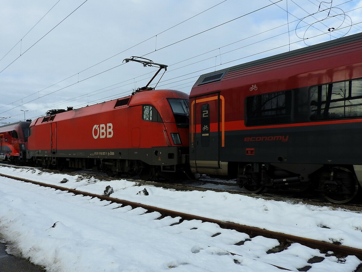 1116 057-1 zwischen  Spirit of Austria  und economy, bzw. bei der Zugleistung RJX161-RJX184; Durchfahrt Timelkam; 231210