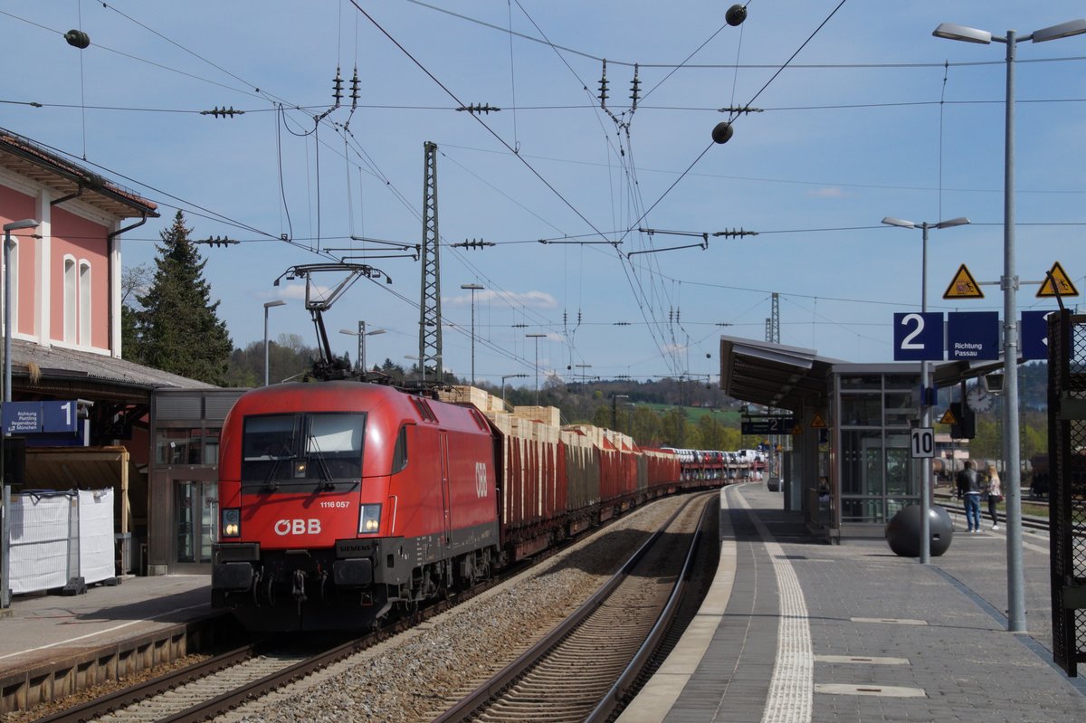1116 057 durchfährt mit einem langen gemischten Güterzug den Bahnhof Vilshofen/Donau in Richtung Plattling.
Vilshofen, 14.04.2018

EXIF-Daten: SONY SLT-A58, Aufnahmezeit: 2018:05:01 07:16:23, Belichtungsdauer: 1/800, Blende: 80/10, ISO: 800, Brennweite: 900/10, Flash: no