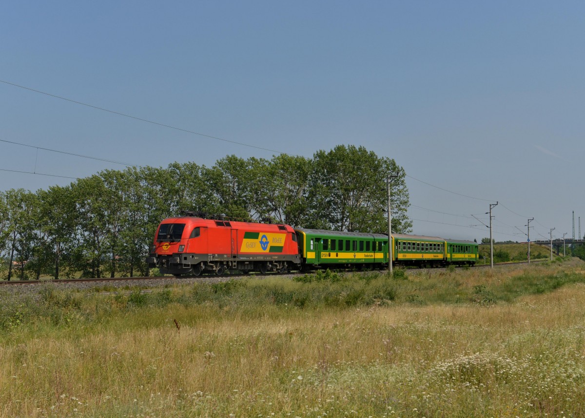 1116 058 mit einem R nach Sopron am 28.07.2013 bei Kophza.