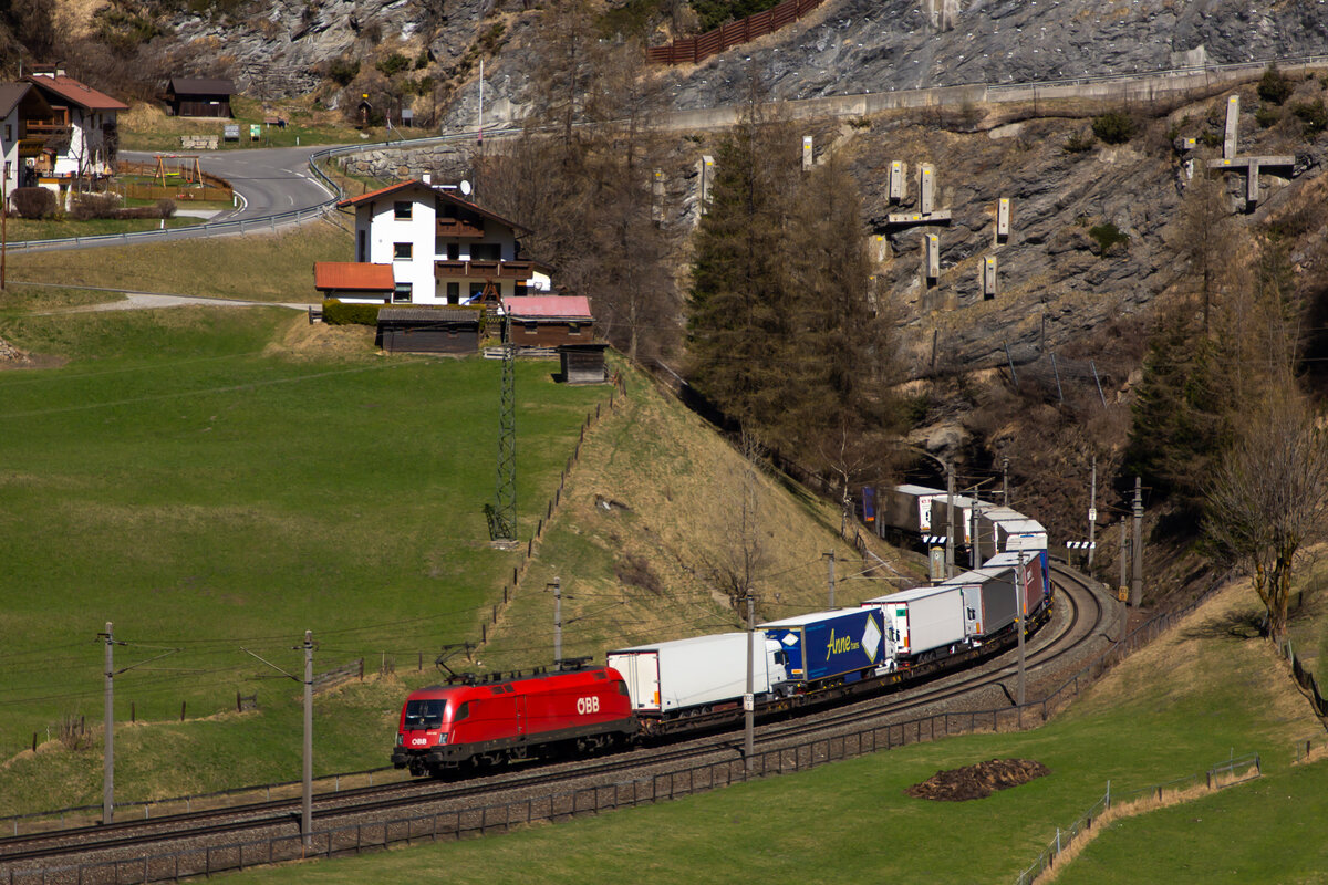 1116 059-7 mit ihrer RoLa gen Brenner bei St. Jodok. 14.4.22